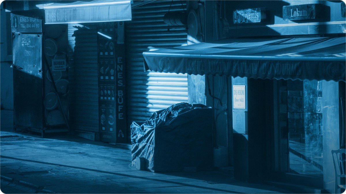 Subah sawere sunsan bazaar mein ek dukan ka band shutter.