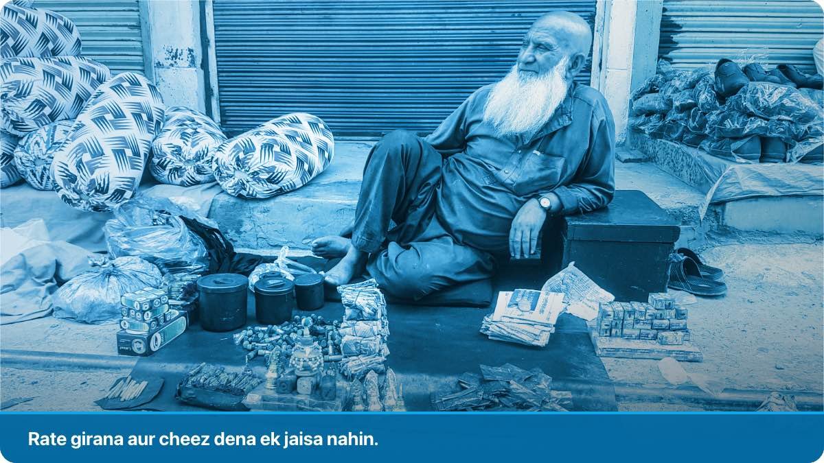 Janoobi Asia ke bazaar mein ek bazurg pheri wala apna saman chatai par saja kar baitha hua.
