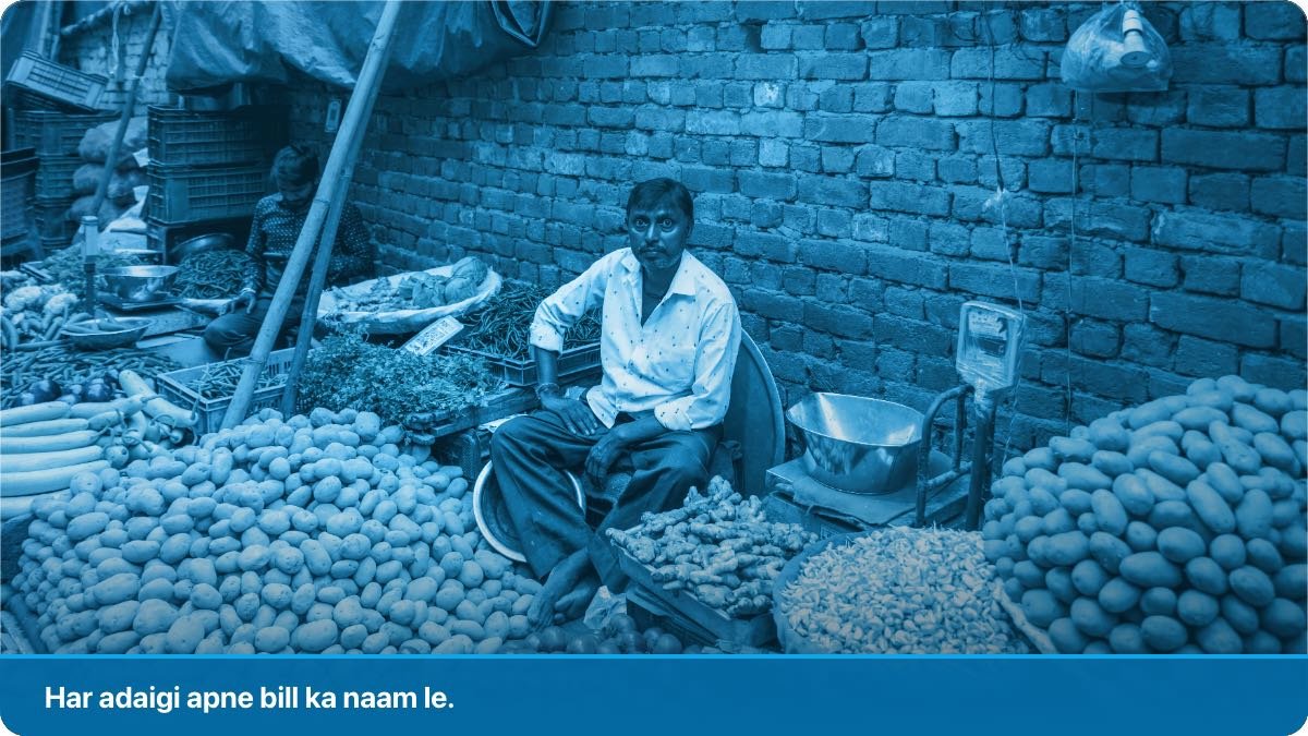 Janoobi Asia ki mandi mein sabzi bechne wala boron aur crates ke darmiyan baitha hua.