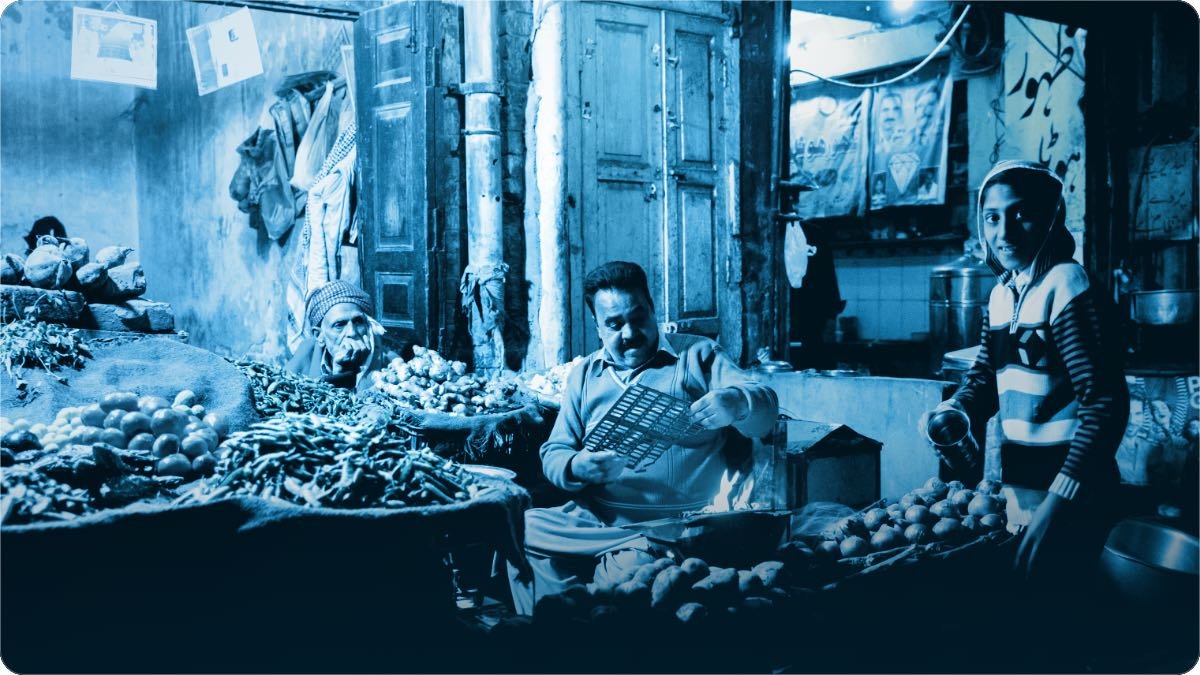 Umar rasida dukandar sham ke bazaar mein apna thela chala raha hai, saath aik naujawan mulazim khara hai.