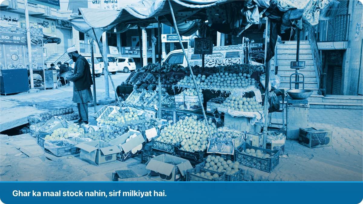 Janoobi Asia ke bazaar mein phal ka thela, aas pass sarak par crates mein maal laga hua.