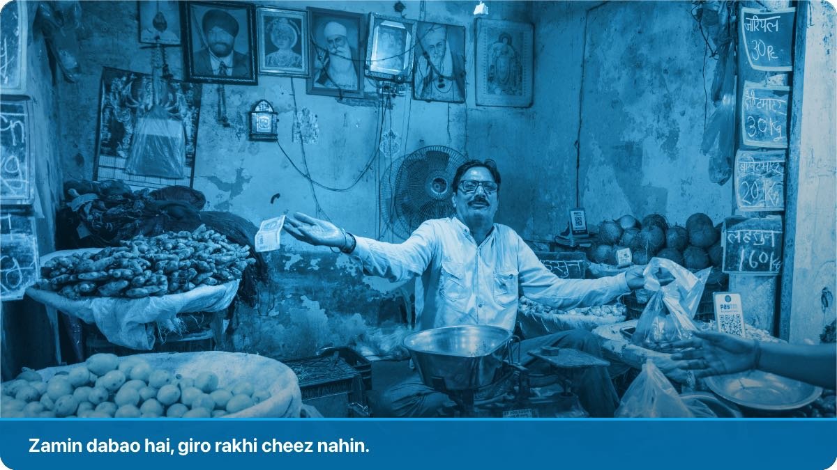 Janoobi Asia ki chhoti dukan mein dukandar counter ke paar customer ko saman de raha hai.